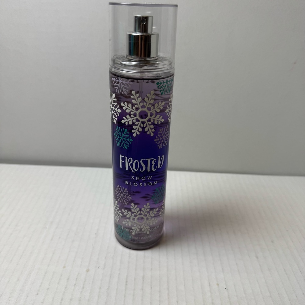 Bath And Body Works FROSTED SNOW BLOSSOM Originals 8 oz Fragrance Spray NEW